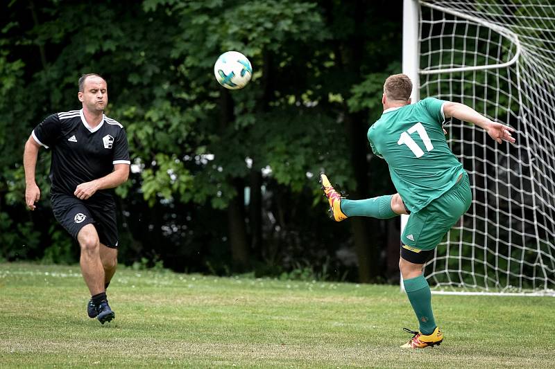 Charitativní zápas fotbalistů Záblatí (v černém) proti sportovním osobnostem.