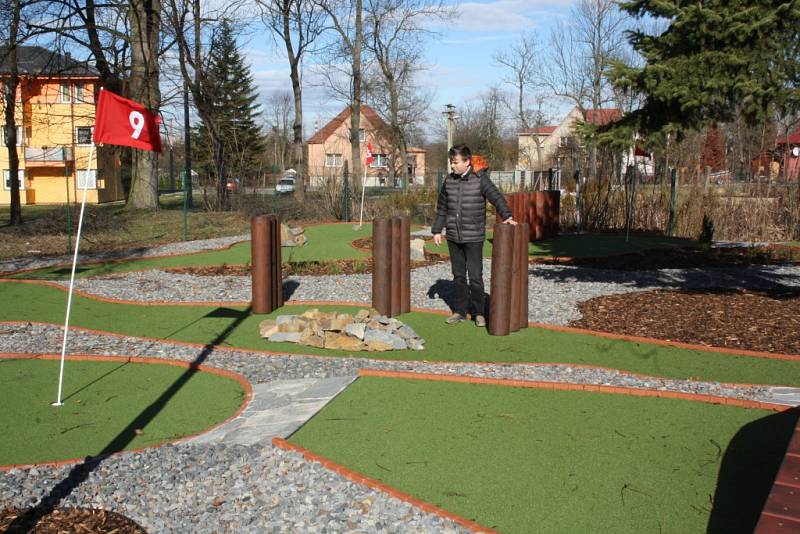 Hřiště klasického minigolfu vedle Domu PZKO ve Stonavě se proměnilo v moderní adventure golf. 