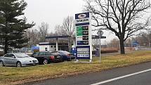 Ceny benzinu na nafty v Česku opět znatelně vyskočily. I Proto se stále vyplatí tankovat v Polsku, kde jsou pohonné hmoty minimálně o 6 až 8 korun levněji. Benzinová pumpa v Bohumíně.