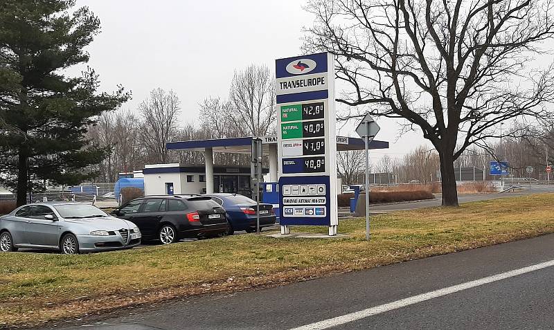 Ceny benzinu na nafty v Česku opět znatelně vyskočily. I Proto se stále vyplatí tankovat v Polsku, kde jsou pohonné hmoty minimálně o 6 až 8 korun levněji. Benzinová pumpa v Bohumíně.