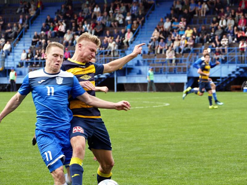 Havířovští fotbalisté (v modrém) přehráli Frýdlant jasně 3:0.