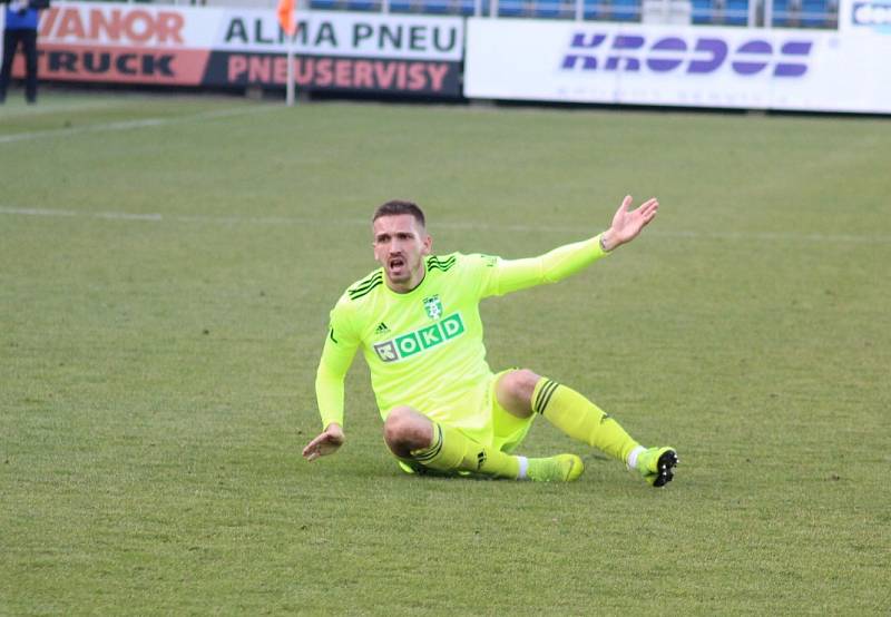 Karviná (v klasické razicí barvě) prohrála na Slovácku 0:2.