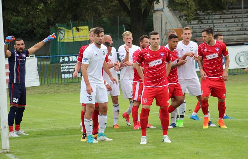 Fotbalisté Karviné (v bílém) si na Slovensku zahráli se Zlatými Moravci. Prohráli 2:3.