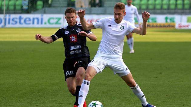 Proti "svým". Jan Kalabiška (vpravo) přišel do Karviné právě z Mladé Boleslavi.