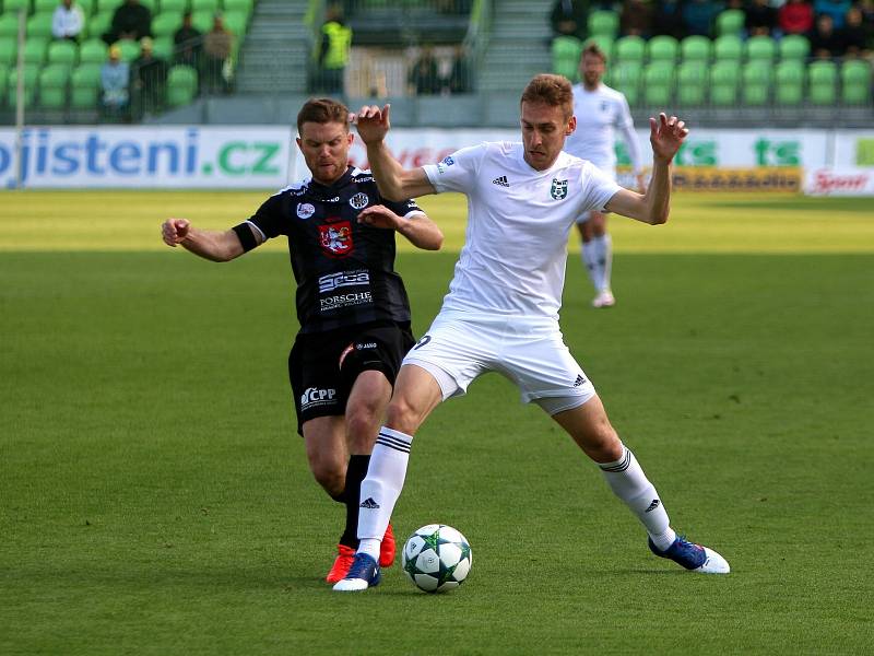 Proti "svým". Jan Kalabiška (vpravo) přišel do Karviné právě z Mladé Boleslavi.