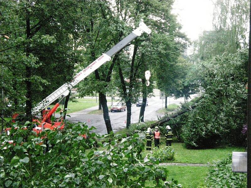 Následky větrné smrště v karvinské Závodní ulici.