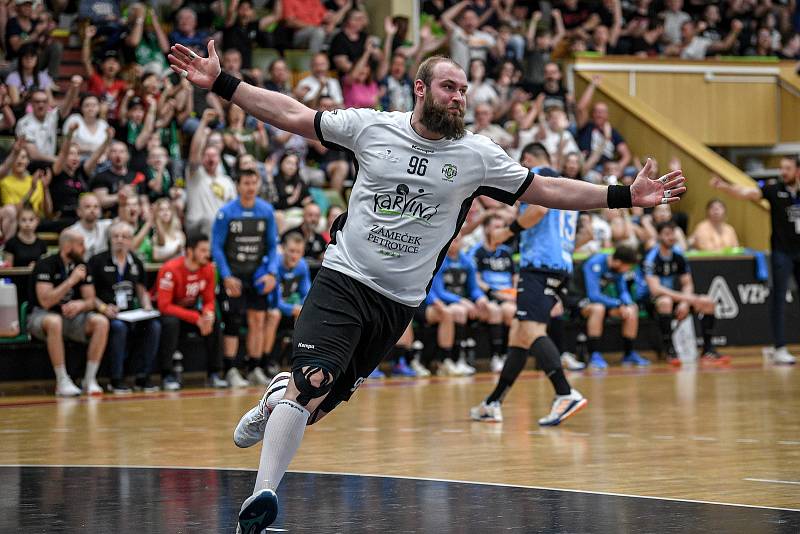 Finále play off házenkářské extraligy mužů. Karviná porazila Plzeň (v modrém), atmosféra v hale byla vynikající.