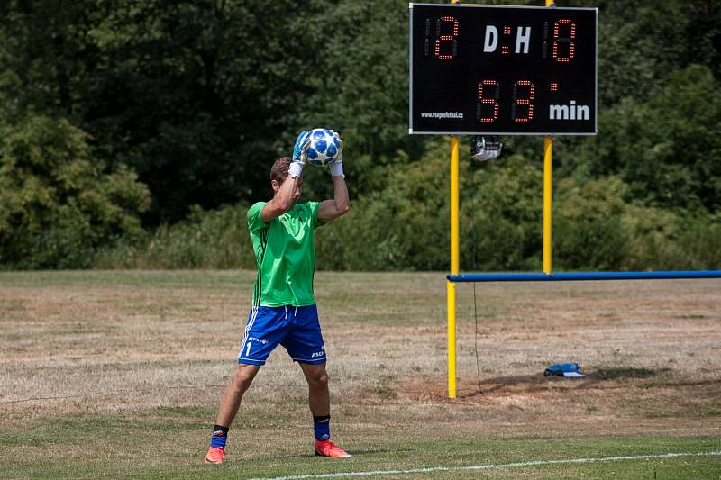 Karvinští fotbalisté (v bílém) v utkání proti Vítkovicím.