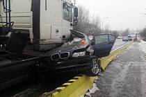 Smrtelná nehoda na Vodní ulici v Havířově. Osmnáctiletý řidič BMW nezvládl zatáčku a po srážce s kamionem zemřel.