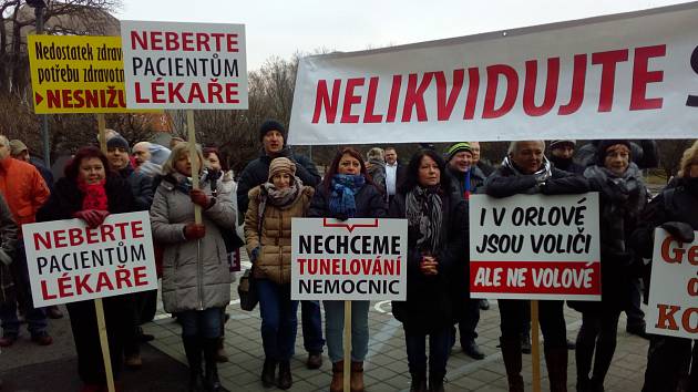 Před Krajským úřadem v Ostravě demonstrují ve čtvrtek dopoledne Orlované. Zastupitelé mají schvalovat restrukturalizaci nemocnic a personálu té orlovské,ani lidem se to nelíbí.