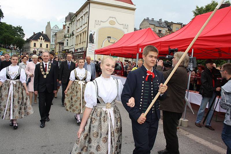 25. ročník Svátku Tří bratří zahájily v pátek tradiční slavnostní průvody z Českého Těšína a Cieszyna, které se setkaly na mostě Družby. 