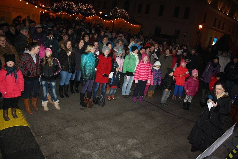 Společné zpívání koled na Masarykově náměstí v Karviné.