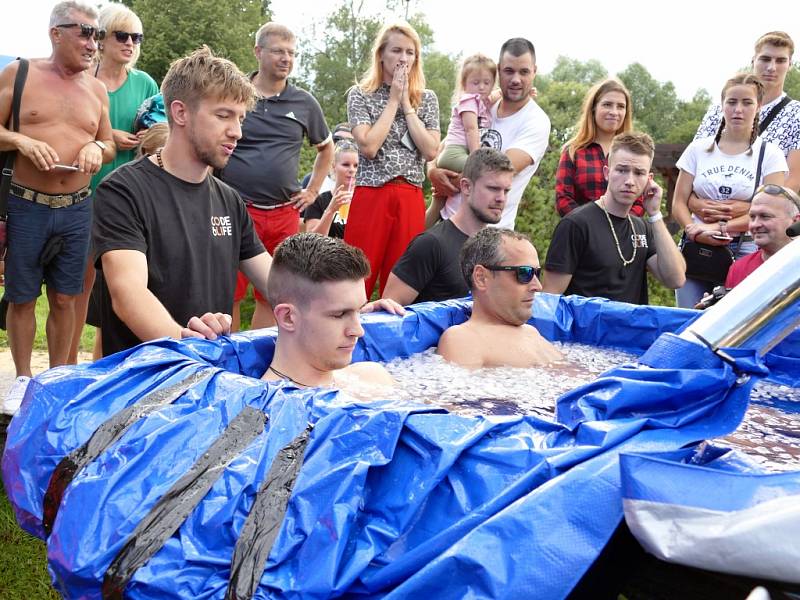 Letní koupaliště Jindřich v Havířově. Středa 5. srpna 2020, highdivingová exhibice.