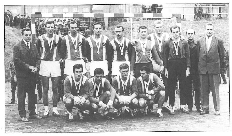 Baník Karviná v sezóně 1967/1968. Zleva stojí trenér O. Spáčil, F. Brůna, B. Ciner, M. Čičmanec, J. Hadrava, J. Novák, L. Mrkva, S. Pavelka, funkcionář M. Muzikář, předseda J. Ulrich. V podřepu zleva Z. Konrád, L. Slezák, A. Klimčík, A. Raník