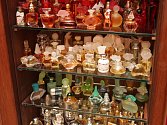 Sbírka parfémů, která čítá téměř sto čtyřicet kousků.