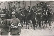Vojáci wehrmachtu na náměstí v Českém Těšíně v roce 1944