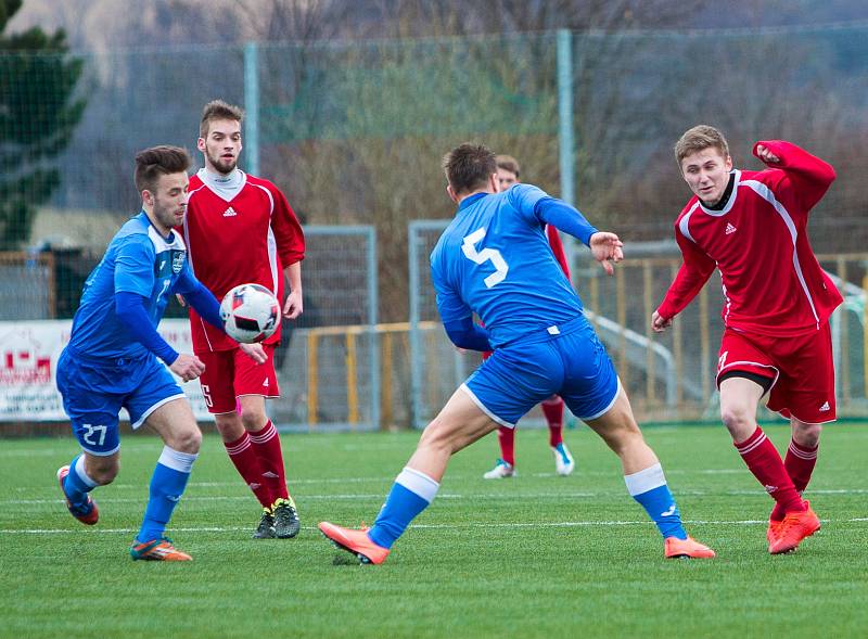 Havířovští fotbalisté (v modrém) uspěli v Pusté Polomi.