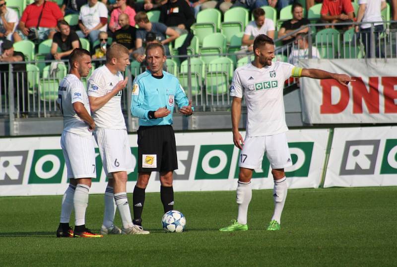Karvinští fotbalisté (v bílém) si v domácím poháru poradili s Prostějovem až po prodloužení.
