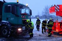 Při úterním hustém sněžení měli komplikace i těžké svozové vozy, v Karviné jednomu z nich po zapadnutí do sněhu pomohli profesionální hasiči.