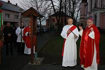  Jako vzpomínka na ty, kteří položili svůj život při práci v podzemí, má sloužit nová zvonička u kostela v centru Doubravy, které v pátek odpoledne požehnal biskup František Václav Lobkowicz.