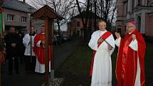  Jako vzpomínka na ty, kteří položili svůj život při práci v podzemí, má sloužit nová zvonička u kostela v centru Doubravy, které v pátek odpoledne požehnal biskup František Václav Lobkowicz.