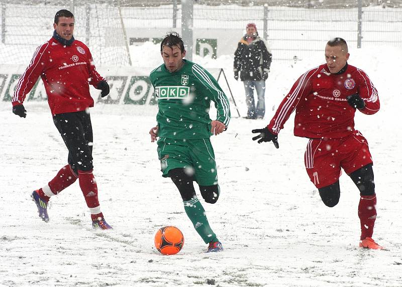 Fotbalisté Karviné (v zeleném) na bílém prašanu zdolali neškodný Třinec 1:0.