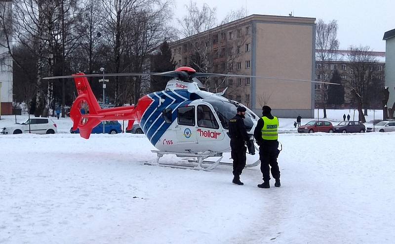 Pilot záchranářského vrtulníku přistál ve dvorku nedaleko domu, kde měli zdravotníci zásah.