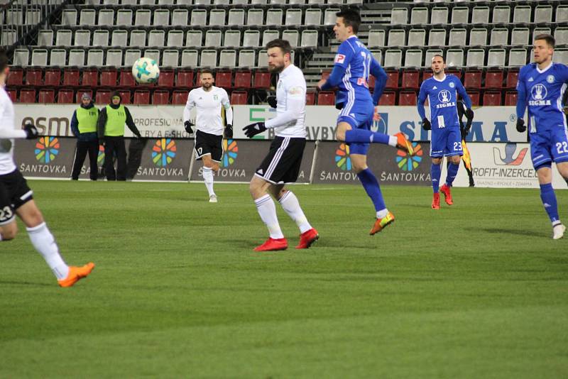 Karvinští fotbalisté (v bílém) uhráli v Olomouci bod.