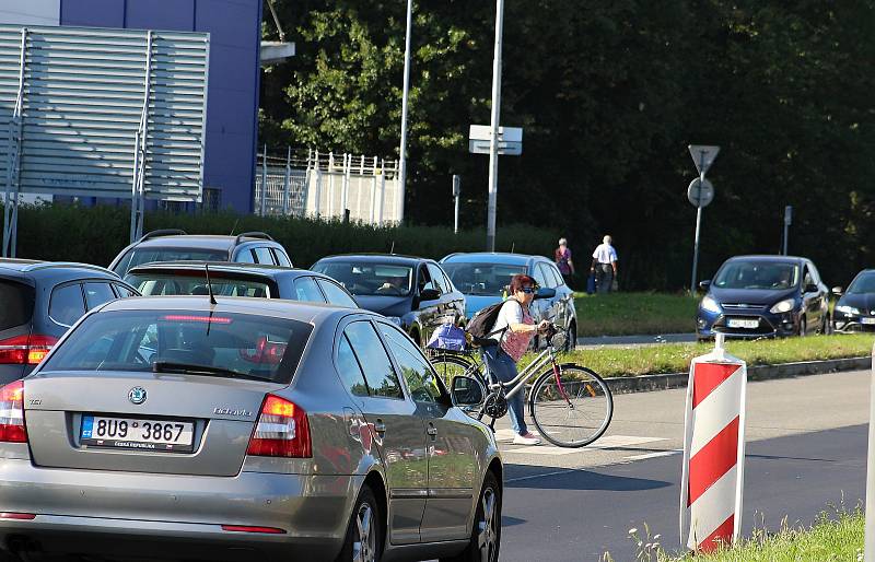 Dvě problémová místa na třídě 17. listopadu - přechod pro chodce u Vydmuchova a u hypermarketu Tesco. V budoucnu by tam měly bezpečné přecházení měly hlídat semafory.