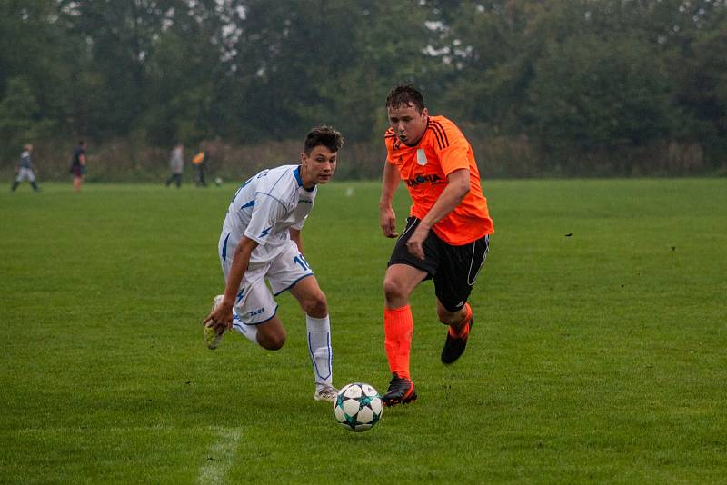 V okresním derby vyhráli fotbalisté Petřvaldu (v bílém) nad béčkem Petrovic.