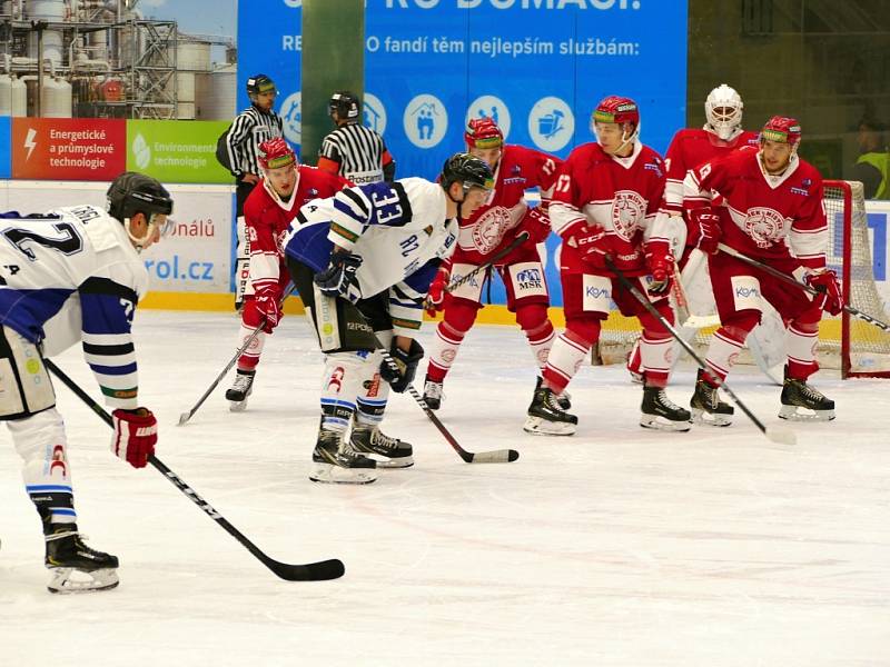 Havířov vs. Frýdek-Místek (v červeném).