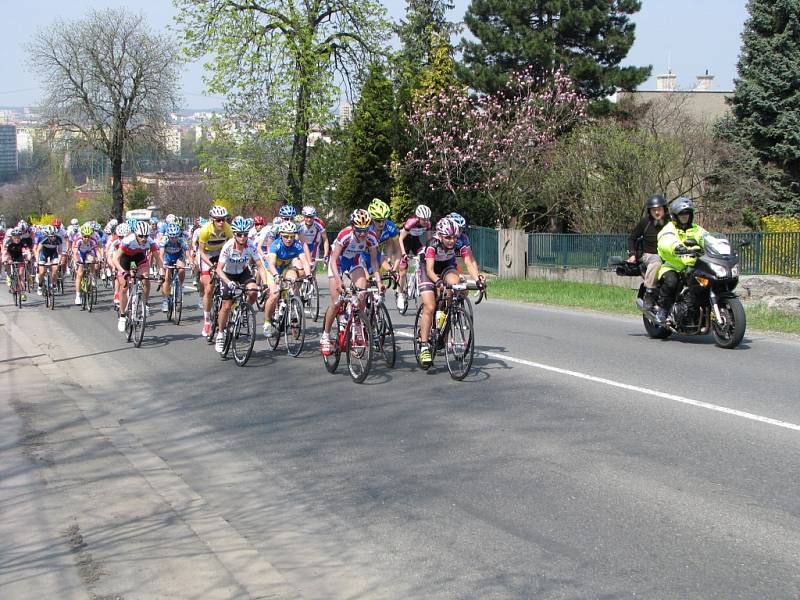 Cyklistky ve stoupání do Bludovického kopce v Havířově. 