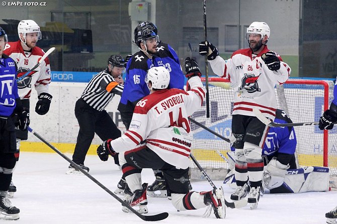 Hokejisté Havířova prohráli s Chomutovem čtvrteční 2. finále play-off II. ligy 1:2 v prodloužení. Rozhodl veterán Viktor Hübl (vpravo v bílém).