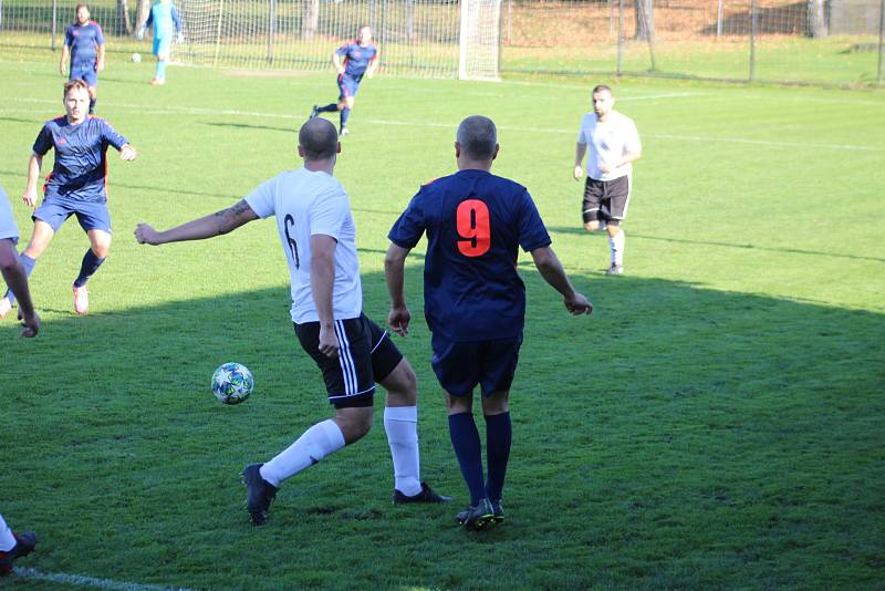 Fotbalisté petrovického Interu (v bílém) připravili Hnojníku první porážku v soutěži.