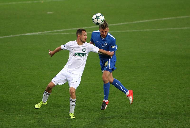 Karvinští fotbalisté (v bílém) vydřeli doma bod proti herně lepšímu Liberci.