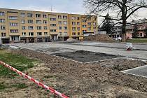 Ve Studentské ulici v Karviné-Mizerově vzniká nové parkoviště s kapacitou 28 míst.