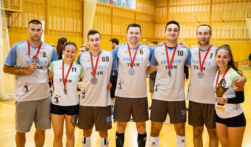 Mezinárodní turnaj R22 Cup mixů v klasickém volejbale uspořádal Beach Volleyball Karviná ve Frýdku-Místku. Foto: Beach Volleyball Karviná