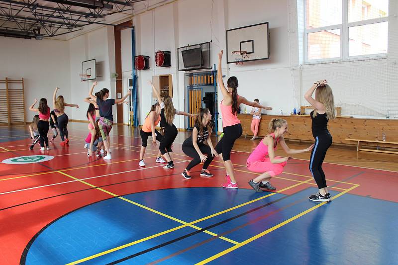 Finalistky Miss Reneta 2017 při nácviku choreografie pro soutěžní večer.