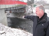 Řeka Lučina v Havířově. Krizový ředitel havířovského magistrátu Jiří Pacák ukazuje, kde budou čidla pro sledování výšky hladiny.
