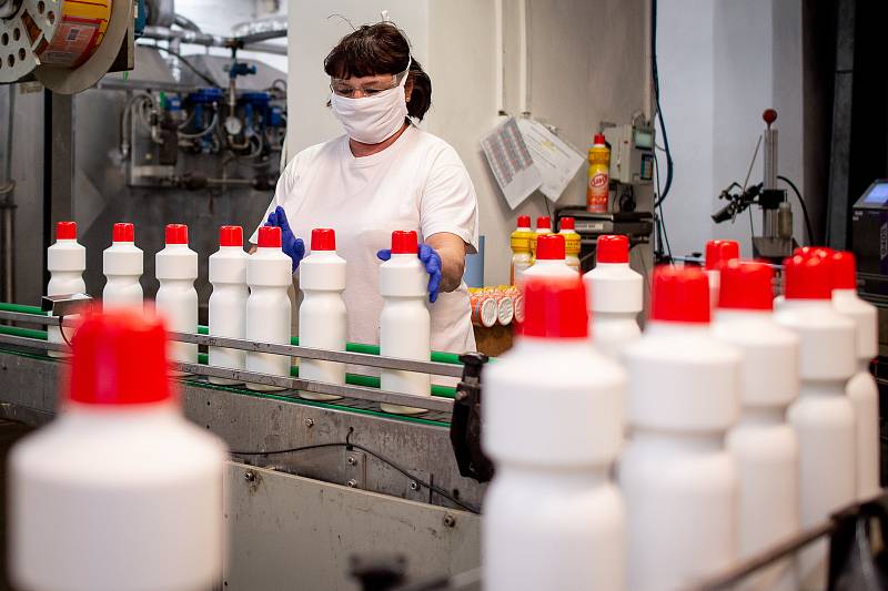 Výroba dezinfekce ve společnosti Bochemie Bohumín, 1. dubna 2020. Společnost také vyrábí dezinfekci Anti-COVID.