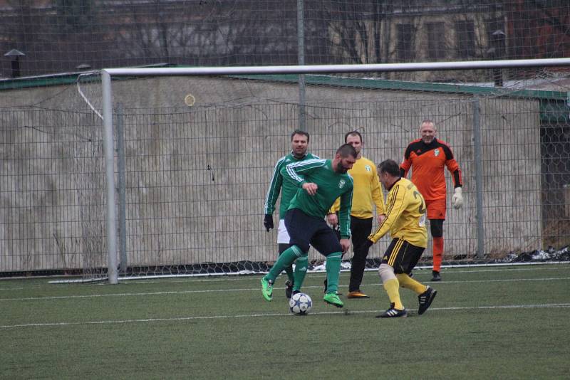 Tradiční silvestrovské utkání starých gard se odehrálo v neděli dopoledne na umělé trávě v areálu na Kovoně.