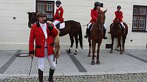 V Karviné se dnes konala historicky první Hubertova jízda. Na náměstí se sešla stovka koní a jezdců z celého okresu i Polska.