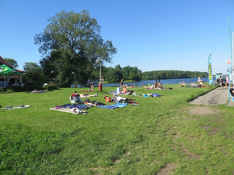 Odpočinek i sportovní vyžití na Těrlické přehradě. 