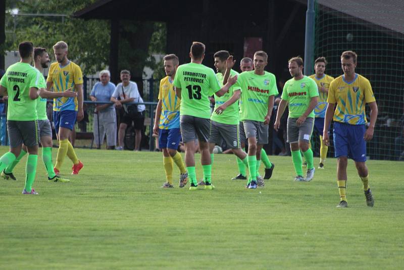 Fotbalisté Petrovic (v zeleném) na úvod krajského přeboru vyhráli nad Datyněmi 3:1.