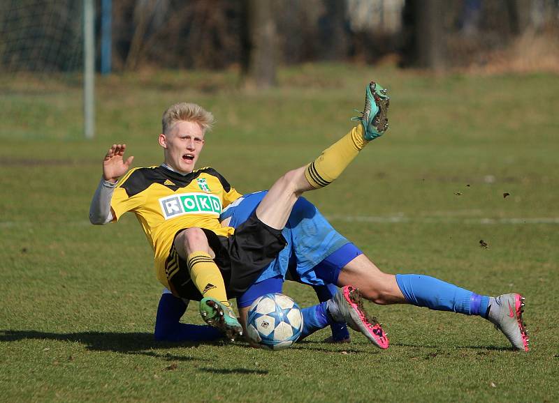 Karvinští fotbalisté (ve žlutém) mají za sebou vítěznou generálku proti Vítkovicím.