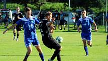 Derby o vedení v I.B třídě zvládly Věřňovice (v modrém), které porazily Záblatí 3:2.