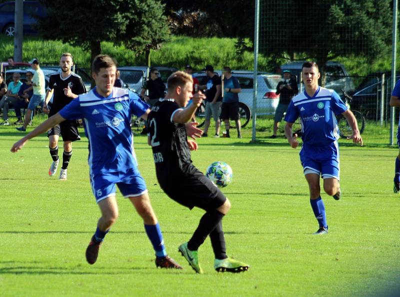 Derby o vedení v I.B třídě zvládly Věřňovice (v modrém), které porazily Záblatí 3:2.