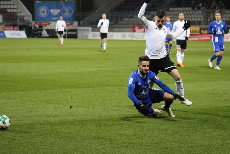 Karvinští fotbalisté (v bílém) uhráli v Olomouci bod.