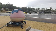 Letní koupaliště v Havířově před začátkem sezony. Připravena je také koule pro vlnobití.