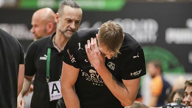 Dominik Solák po zákroku Jana Chmelíka. Baník Karviná - Plzeň (Extraliga - 4. finále play-off, 17. 5. 2023)